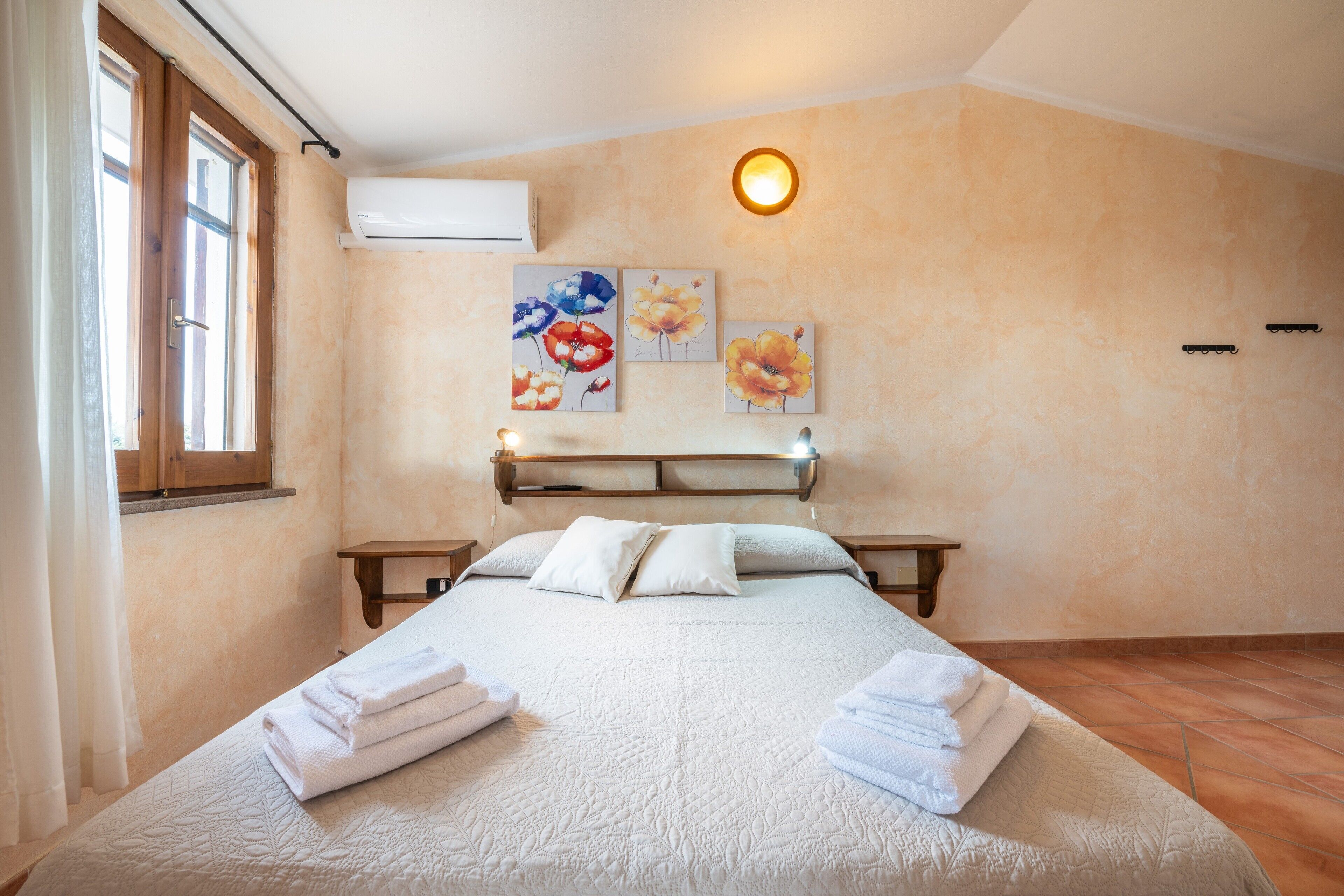 2 bedrooms, iron/ironing board, bed sheets