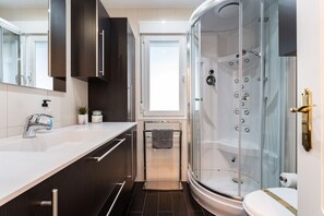 Shower, hair dryer, towels - Apartment '220 Arruzafa Stollar' with Shared Pool, Wi-Fi and Air Conditioning (La Cala de Mijas)
