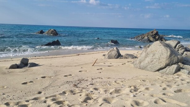 A sandy beach with large rocks and footprints. - Villa 'Costa Dei Monaci Villas - Tropea' with Sea View, Wi-Fi and Air Conditioning (Costa dei Monaci)
