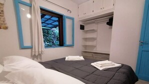 A bedroom with a bed, a window with blue trim, a wardrobe, and a blue door. - Villa 'Costa Dei Monaci Villas - Tropea' with Sea View, Wi-Fi and Air Conditioning (Costa dei Monaci)