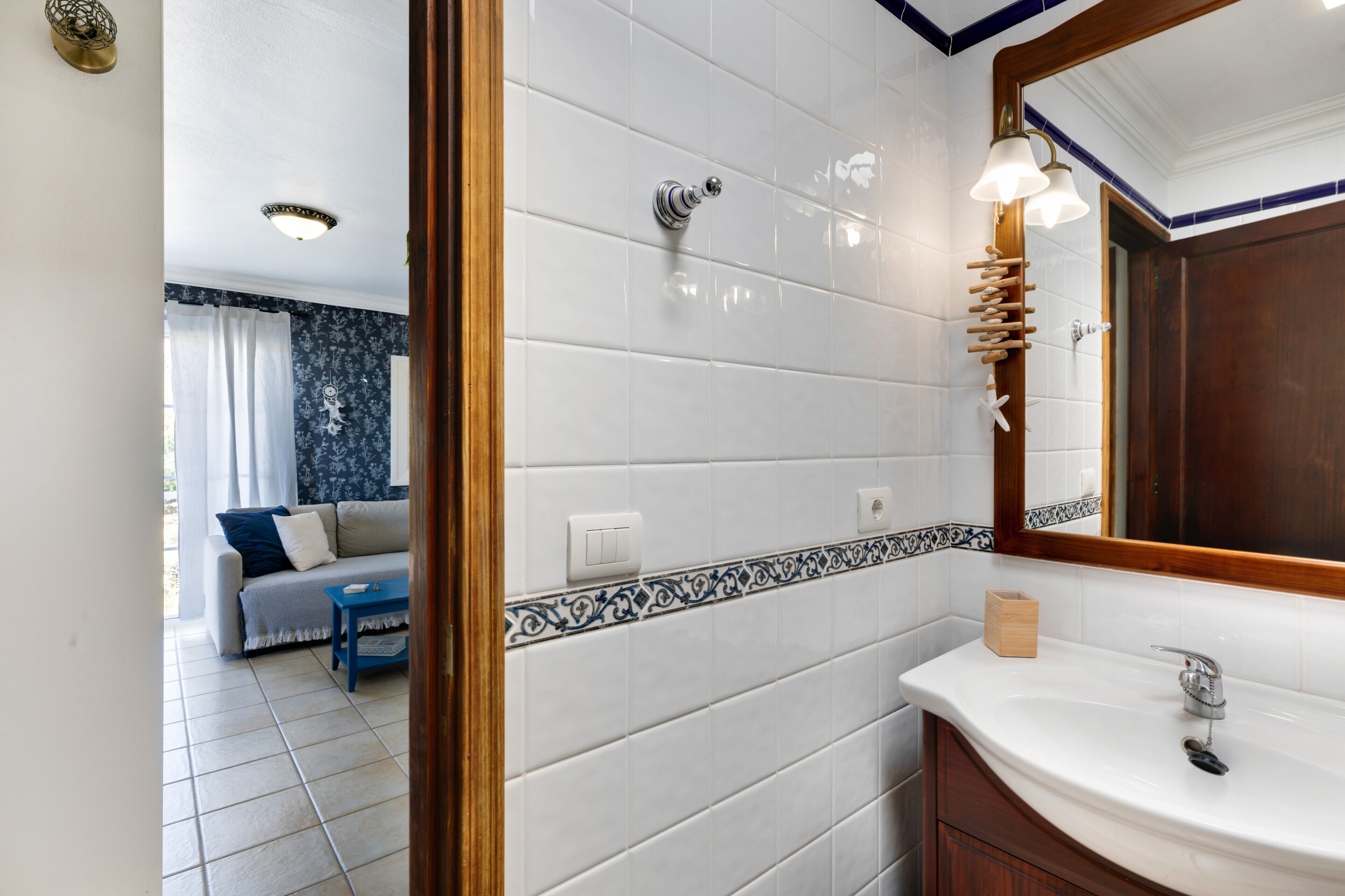 Chuveiro, secador de cabelo, toalhas de banho 