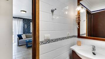 Chuveiro, secador de cabelo, toalhas de banho