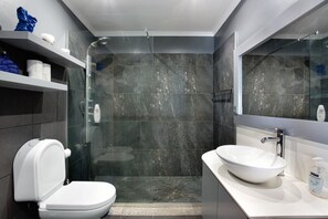 Shower, hair dryer, towels - Holiday Home 'O Farol Do Funchal' with Sea View, Private Terrace and Wi-Fi (Funchal)