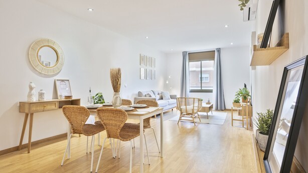 Una sala de estar moderna con comedor, que incluye un sofá, sillas, una mesa de centro y una mesa de comedor.