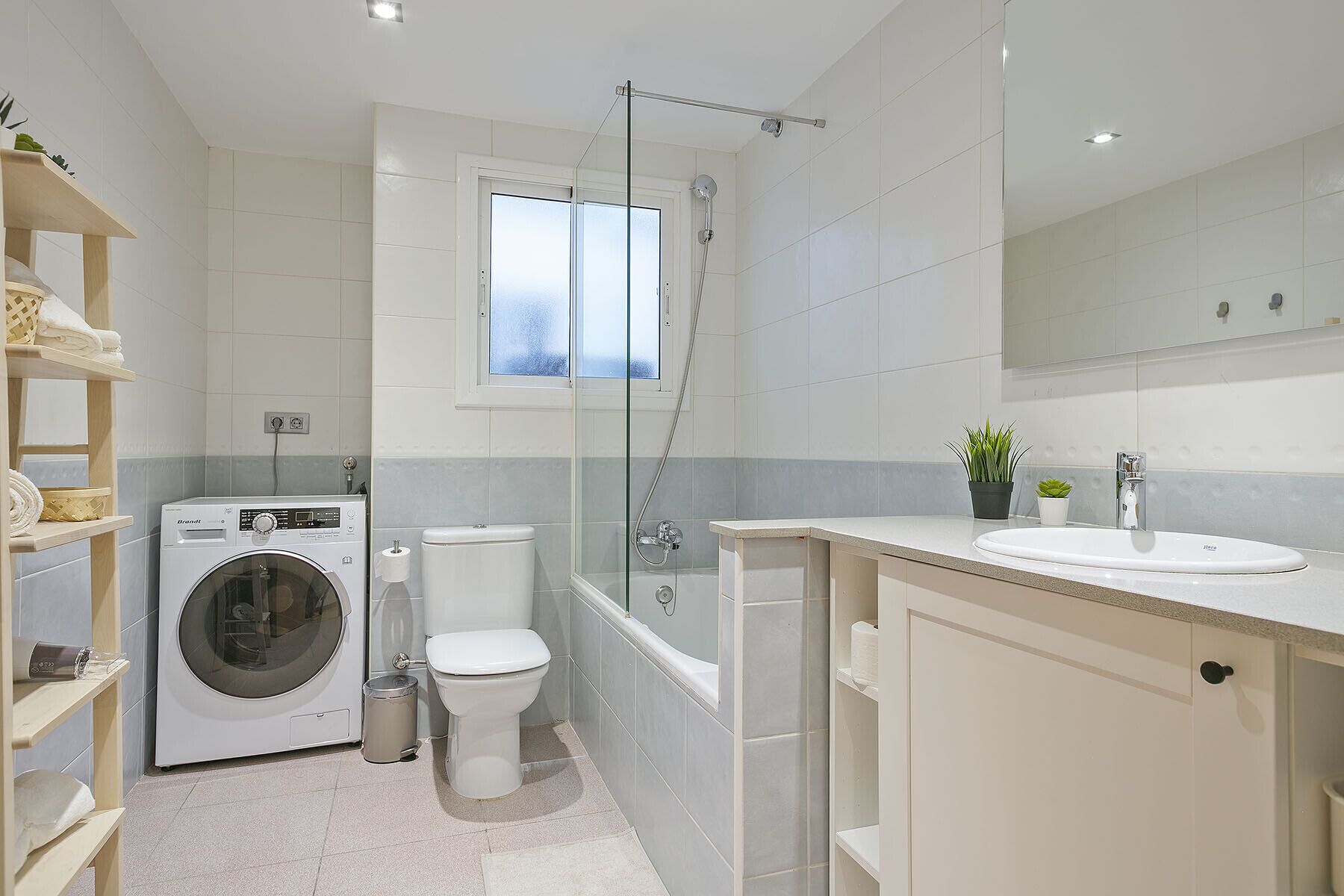 Douche, séchoir à cheveux, serviettes fournies