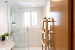 Douche, sèche-cheveux, serviettes fournies