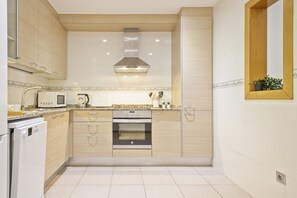 Jääkaappi, mikroaaltouuni, uuni, astianpesukone