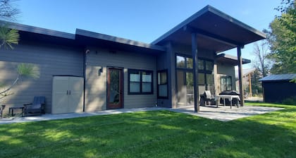 Lucky Star Cabin, A Mountain Modern Winthrop home on the Methow Trails system!