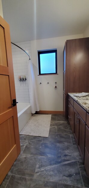Hair dryer, towels, soap, shampoo - Lucky Star Cabin, A Mountain Modern Winthrop home on the Methow Trails system! (Winthrop)