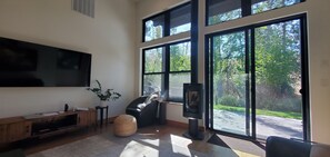 Smart TV, fireplace, DVD player, books - Lucky Star Cabin, A Mountain Modern Winthrop home on the Methow Trails system! (Winthrop)