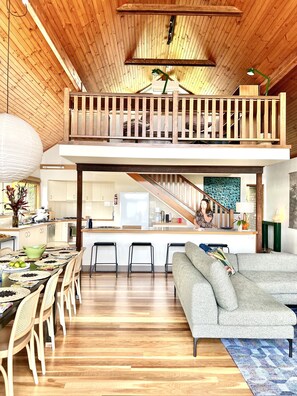 Smart-TV, stereoanlegg og kontorer