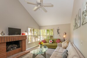 Living area - Fino Drive Haven (San Diego)