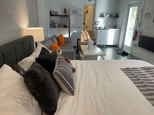 1 dormitorio, escritorio, tabla de planchar con plancha y wifi