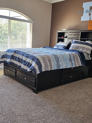 4 室のベッドルーム、デスク、アイロン / アイロン台、WiFi