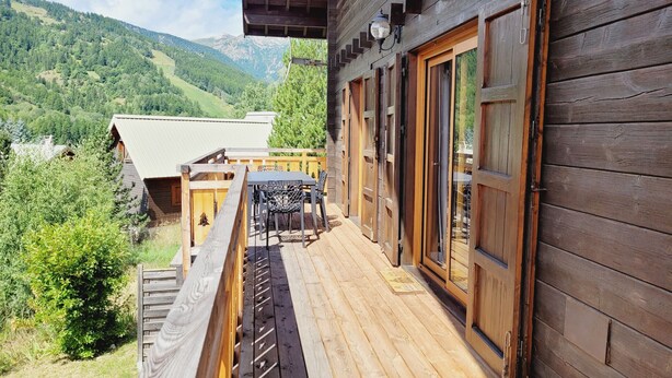 A wooden cabin with a balcony overlooking a mountainous landscape. - Warm chalet for 6 people, Saint-Chaffrey (Saint-Chaffrey)