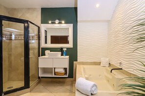 Baignoire à jets, sèche-cheveux, serviettes fournies, savon