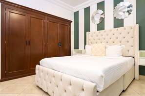 2 chambres, coffres-forts dans les chambres, fer et planche à repasser