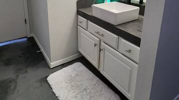 Bidet, serviettes fournies, savon, shampoing