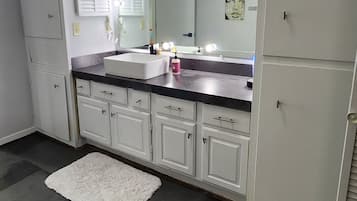 Bidet, serviettes fournies, savon, shampoing