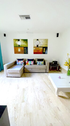 Villa, 5 Schlafzimmer, barrierefrei, Raucher | Wohnbereich | Bücher