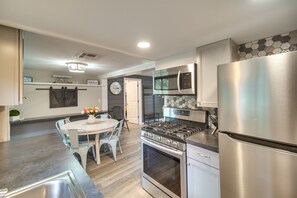 Refrigerador, microondas, placa de cocina, lavavajillas