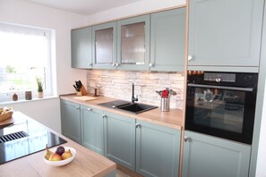 Fridge, oven, stovetop, dishwasher