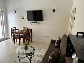 Smart TV - Centrally located apartment in a quiet community with exceptional views! (Roseau)