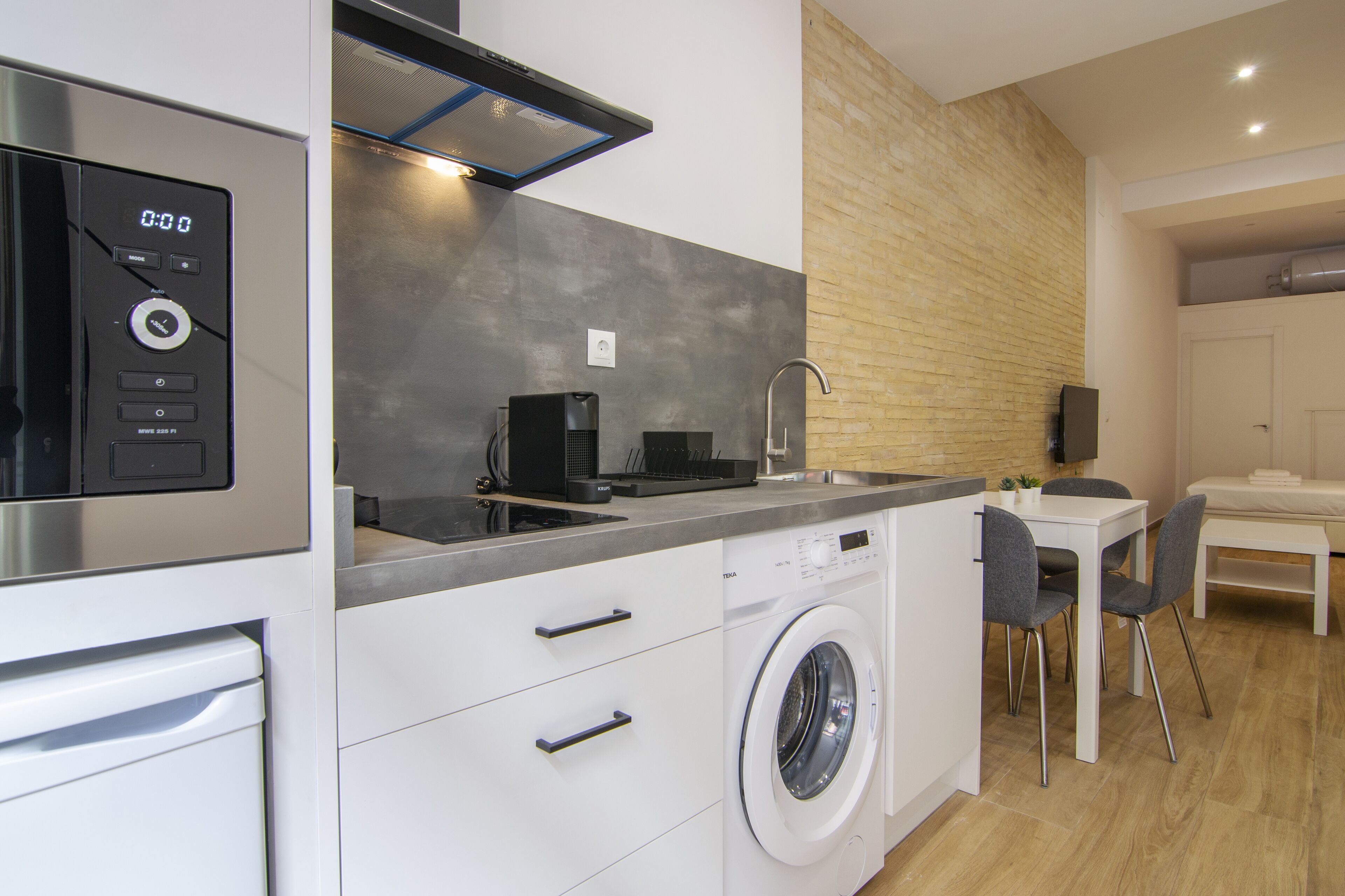 Frigorífico, microondas, placa de cocina y cafetera o tetera