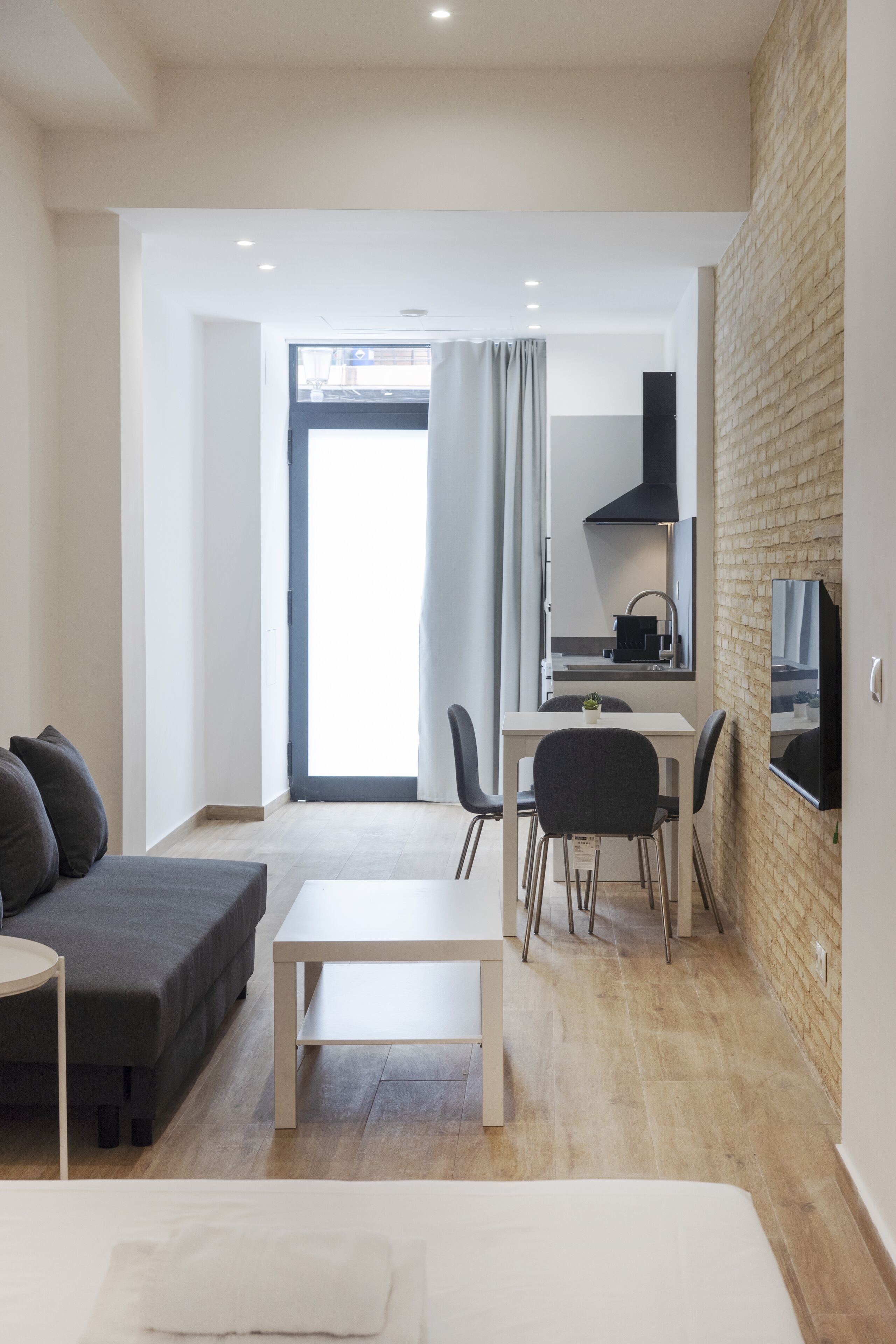 Tabla de planchar con plancha, cuna de viaje, wifi y ropa de cama