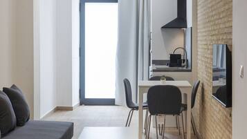 Tabla de planchar con plancha, cuna de viaje, wifi y ropa de cama