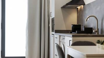 Een koelkast, een magnetron, een kookplaat