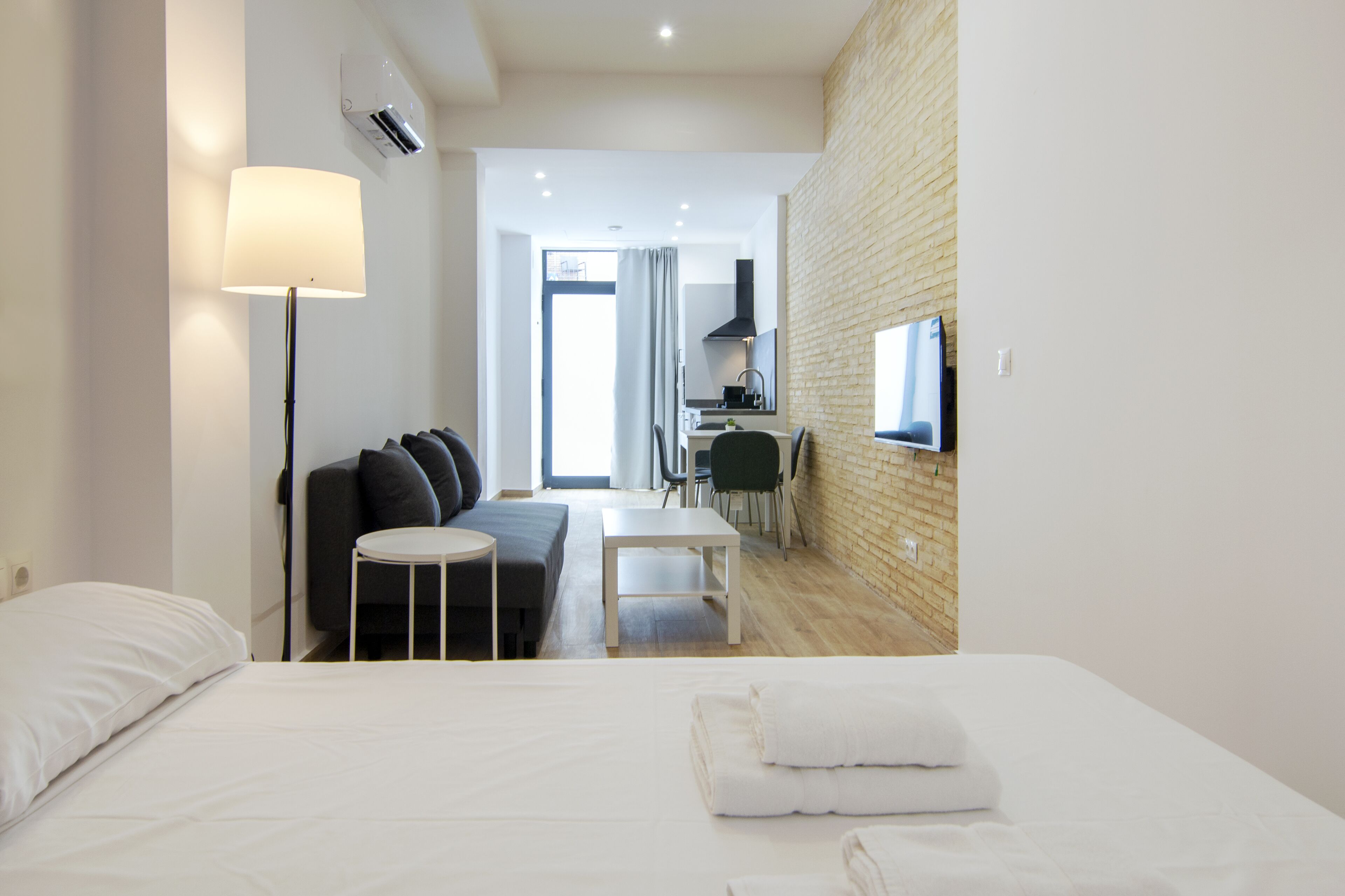 Een strijkplank/strijkijzer, reisbedje, wifi, beddengoed