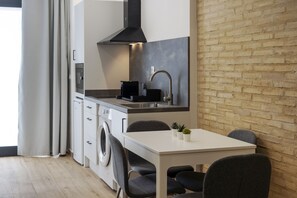 Réfrigérateur, micro-ondes, plaque de cuisson, cafetière/bouilloire