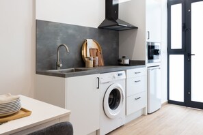 Kühlschrank, Mikrowelle, Herdplatte, Wasserkocher mit Kaffee-/Teezubehör