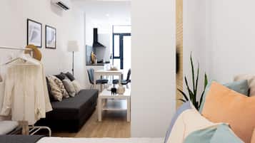 Een strijkplank/strijkijzer, reisbedje, wifi, beddengoed