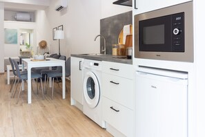 Kühlschrank, Mikrowelle, Herdplatte, Wasserkocher mit Kaffee-/Teezubehör