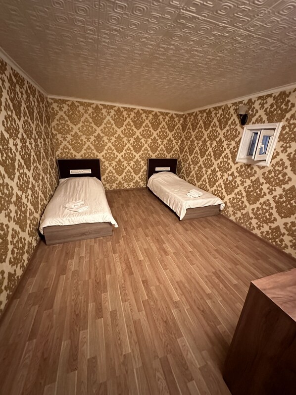 2 habitaciones, tabla de planchar con plancha, wifi y ropa de cama 