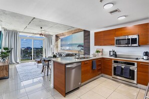 Køleskab, mikrobølgeovn, ovn, kogeplade