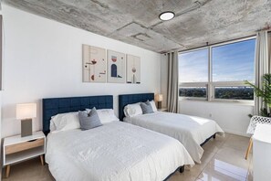 2 quartos, escrivaninha, ferros/tábuas de passar roupa, berço de viagem