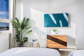 2 chambres, bureau, fer et planche à repasser, lit parapluie