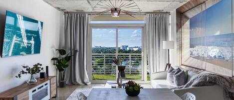 Een smart-tv, een open haard, tafelvoetbal en een tafeltennistafel