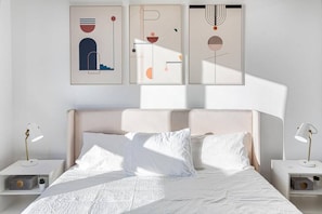 2 Schlafzimmer, Schreibtisch, Bügeleisen/Bügelbrett, Reisekinderbett