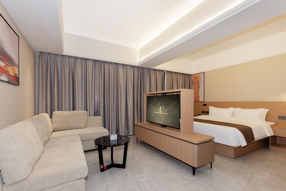 Deluxe Studio, 1 Bedroom, Non Smoking, Park View | Minibar, in-room safe, desk, WiFi (free)