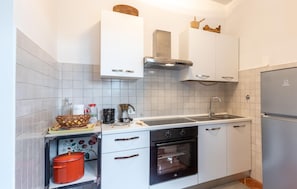 Kühlschrank, Ofen, Herdplatte