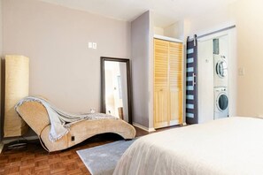 1 bedroom, desk, iron/ironing board, travel cot - Stylish 1bd Apt near H. St & Eastern Market (Washington)