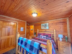 5 bedrooms, desk, free WiFi, bed sheets