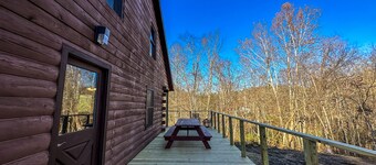 Luxury Lodge Log Cabin Swimming Pool & Hot Tub neat Hocking Hills and Athens Oh