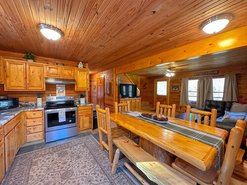 Secluded Wilderness Lodge in Athens OH w/ hot tub