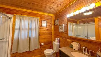 Douche, serviettes fournies, savon, papier toilette
