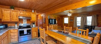 Luxury Lodge Log Cabin Swimming Pool & Hot Tub neat Hocking Hills and Athens Oh